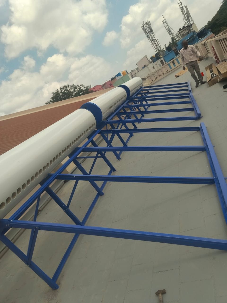 Large capacity solar water heater frame and tank installation